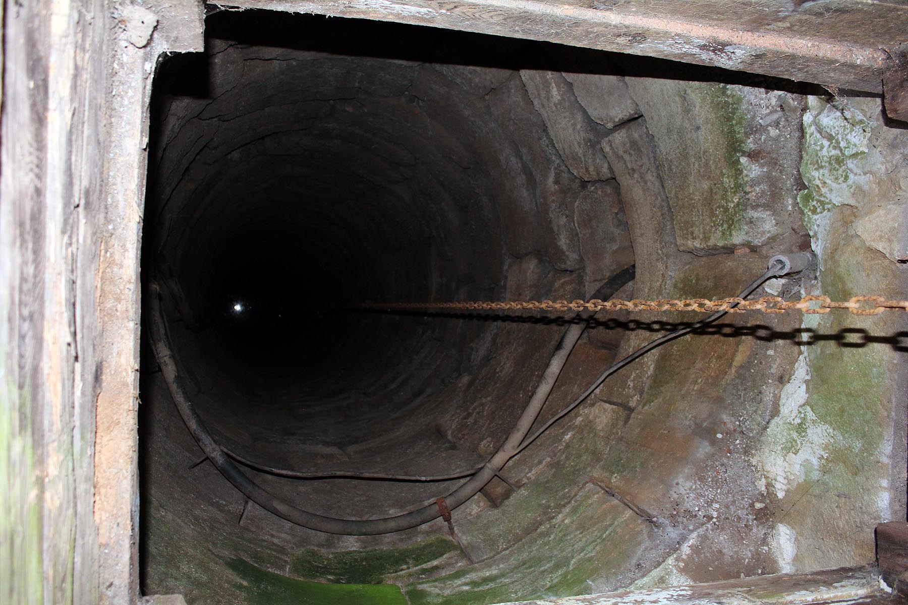 Roubená studna hluboká 26 m
