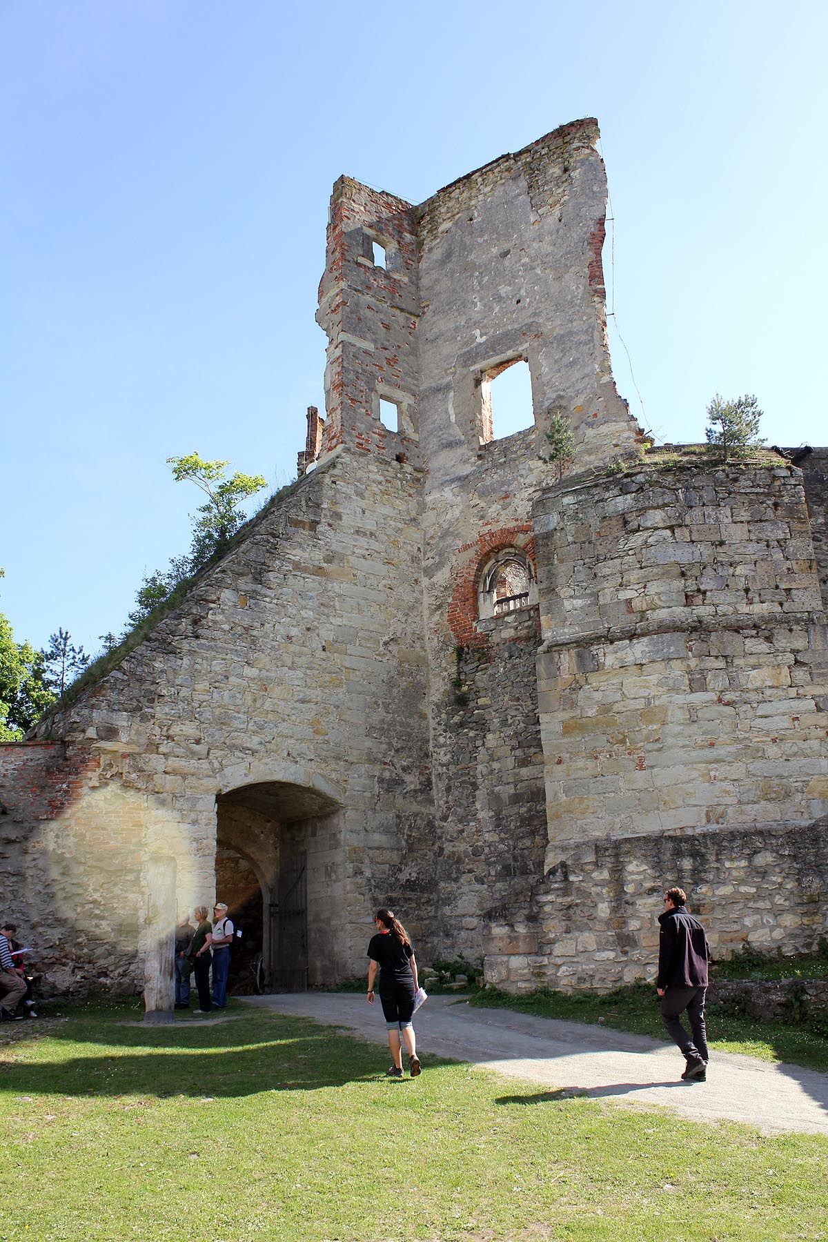 Vlevo bývalý pivovar, vpravo vstup do vnitřního hradu